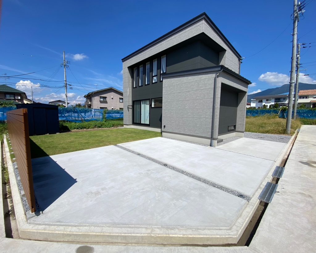 緑を取り入れたシンプルモダンなエクステリア